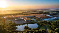Api, alberi e una rete di sentieri pedonali: l’anima sostenibile di Rolls-Royce è a Goodwood