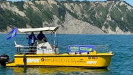Regionali, il tour Ricci sulle spiagge delle Marche a bordo di una barca raccogli-rifiuti