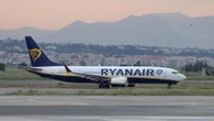 Pezzi di motore rompono il finestrino di un aereo Ryanair in volo in Grecia: passeggero trattenuto per non essere risucchiato