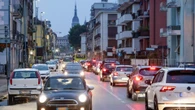 Tutti in auto: i mezzi pubblici non li usa nessuno