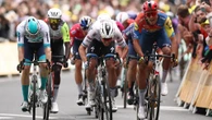 Tour de France: Merlier brucia Milan nel festival delle cadute. Philipsen ko, clavicola fratturata