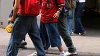 Bimbo di 9 anni preso a bastonate da una baby gang mentre festeggia il compleanno al parco, è grave