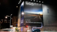 BYD illumina Milano con un'installazione unica: l’auto che alimenta l’affissione