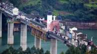 La tristissima città sul ponte cinese, mai diventata un’attrazione turistica (anche se era stata costruita per quello)