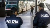Milano, rissa tra dieci persone sulla banchina della stazione Certosa: 22enne morto accoltellato