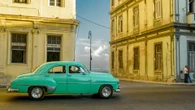 Le auto d’epoca simbolo di Cuba ferme per crisi carburante: dalle corse Fast & Furious al tramonto