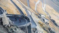 Gli ottantotto tornanti sino a 2758 metri di quota della strada dello Stelvio compiono 200 anni. Feste (e fatica sui pedali) per celebrarli