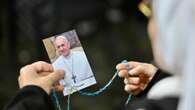 Papa Francesco, lieve miglioramento ma resta in prognosi riservata. Rosario in Piazza San Pietro