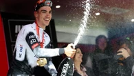 Giro d’Italia, il colpo di Ayuso: “Vittoria che mi dà certezze”. Roglic in Maglia Rosa