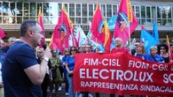 Electrolux sospende il piano di licenziamenti e le chiusure per 50 giorni
