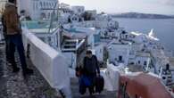 Sciame sismico a Santorini, turisti in fuga e scuole chiuse sull’isola. Cosa sta succedendo?