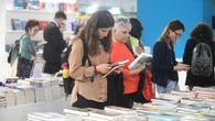 Nel 2023 aumenta il numero di chi si avvicina a un libro, ma cala la frequenza nella lettura