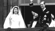 Una fetta di monarchia: torta nuziale della Regina Elisabetta venduta all’asta per oltre 3.000 euro