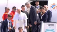 Problema tecnico sul volo da Tenerife a Roma, il Papa scende dall’aereo