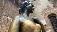 Troppe carezze degli innamorati, “bucata” la statua di Giulietta a Verona