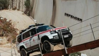 Land Rover, una Defender speciale per i 160 anni della Croce Rossa