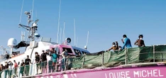 Migranti, la nave di Banksy a Pozzallo con 68 persone salvate