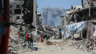 Gaza, entrano i primi aiuti. E Nethanyahu si giustifica: “Affamarli non conviene”