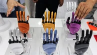 L’auto scommette sui robot. E sulle sue mani