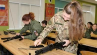 Dalle classi ai campi militari, ecco come la Russia trasforma i bambini ucraini in patrioti-soldati