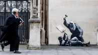 Londra, la nuova opera di Banksy sarà rimossa dalla Royal Courts of Justice