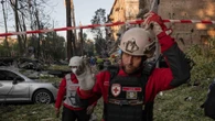 Centinaia di bombe sull’Ucraina, Kiev pronta a usare mine anti-uomo. Colloquio 007 russi-Usa