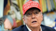 Senza cravatta e con il cappellino “Avevo ragione su tutto”: il look di Trump allo Studio Ovale