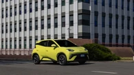 BYD alla Milano Design Week 2026: l’auto elettrica che diventa presa di corrente