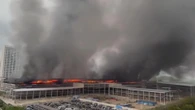 Fiamme e sospetti per l’incendio in Cina, ma l’auto elettrica non c’entra