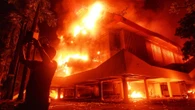Indonesia, manifestanti incendiano il palazzo comunale: 3 morti. Anche il sindaco dentro l’edificio