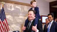 Musk a Capitol Hill col figlio di 4 anni sulle spalle