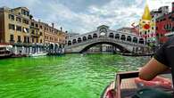 Nuovo blitz a Venezia, il Canal Grande si colora di verde: gli ambientalisti si calano dal ponte Rialto. Striscione anti-governo