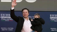 Musk e Meloni di cosa hanno parlato nei 45 minuti di colloquio e quel figlio in braccio al capo di X che dal palco dice: “Fate figli”. Le opposizioni: “Ipocriti”