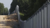 La Polonia costruisce bunker e trincee al confine con la Bielorussia