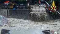 Nubifragi, allagamenti e downburst improvvisi al Nord: crolla un ponte nel Torinese, famiglie isolate, frane in Liguria. Lombardia sott’acqua