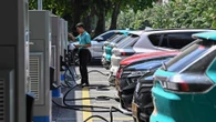 Elettriche contro termiche: la crisi in Medio Oriente fa volare i risparmi delle auto a batteria