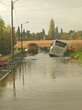 Retour des inondations en Essonne, un car scolaire en difficulté à Leuville-sur-Orge