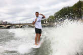 JO Paris 2024 : après les vagues de Tahiti, le médaillé d’or français Kauli Vaast surfe… sur la Seine