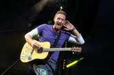 « On était à deux doigts de la séquence YouTube » : Chris Martin, chanteur de Coldplay, tombe en plein concert