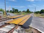 « C’est une première en France » : à Gien, la SNCF expérimente des passages à niveau peints en ocre