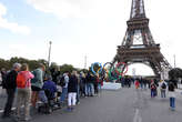 Paris : en 24 heures, les forces de l’ordre « évincent » 495 vendeurs à la sauvette et joueurs de bonneteau près de la tour Eiffel