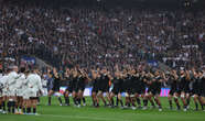 Rugby : les images de l’intense haka des All Blacks face aux Anglais, qui relèvent le défi après la polémique