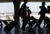 Une défaillance des portiques provoque d’importants retards dans les aéroports britanniques, la piste d’une cyberattaque écartée
