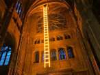 À Paris, une immense échelle lumineuse érigée dans l’église Saint-Eustache