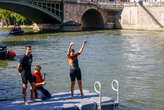 Baignade dans la Seine : la combinaison d’Anne Hidalgo entre au musée