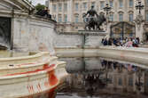 Royaume-Uni : cinq militants condamnés pour avoir versé un colorant rouge dans la fontaine de Buckingham Palace