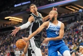 NBA : main gauche, main droite, la vidéo du spectaculaire double contre de Victor Wembanyama... sans sauter