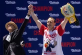 La légende Joey Chestnut bannie du plus célèbre concours de mangeurs de hot-dogs pour avoir signé avec une marque végane