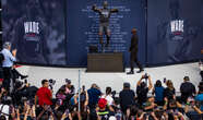 « Qui est ce gars ? » : quand Miami rend hommage à sa légende Dwyane Wade avec une statue… affreusement ratée