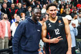 « Bien joué, bravo les gars ! » : quand Omar Sy célèbre la victoire du Paris Basketball dans les vestiaires